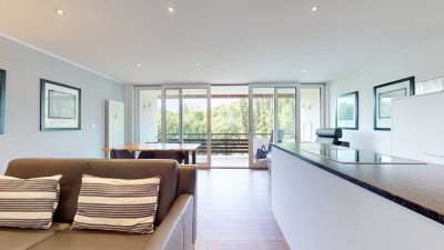 Wohnen am Chiemsee: 
Moderne, helle 3-Zimmer-Wohnung mit Südbalkon & Blick ins Grüne