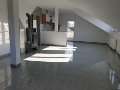 Dachgeschosswohnung mit sonniger Dachterrasse und Kaminofen sofort beziehbar