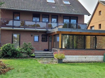 Ergeschoss-Wohnung zuzügl. Hobbyraum mit großem Garten, Wintergarten und Terrasse sowie Garage