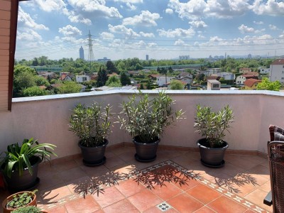 DACHGESCHOSS-RARITÄT MIT 101 M2 TERRASSEN - FREIER PANORAMABLICK IN HISTORISCHEM AMBIENTE