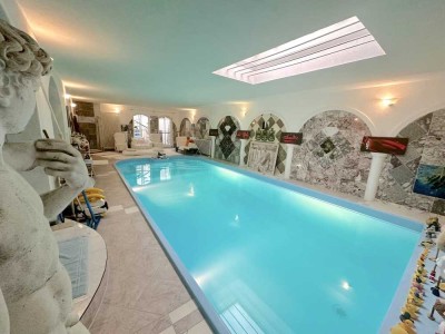Provisionsfrei! Ein architektonisches Juwel! Villa mit Innenschwimmbad! Ortsrandlage, Alpensicht.