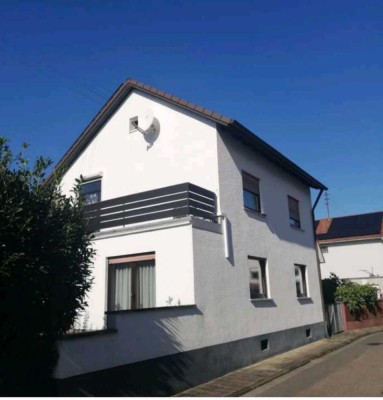 Sehr gepflegtes, freistehendes Einfamilienhaus (7 Zimmer) mit Nebengebäude in Hagenbach