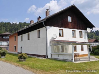 2 Häuser (gepflegtes Doppelhaus mit insgesamt 3 Wohnungen) in Spiegelau-Ortsteil zum Preis von einem