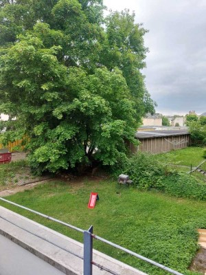 Frisch renovierte 2-Raum Wohnung mit Einbauküche und Balkon