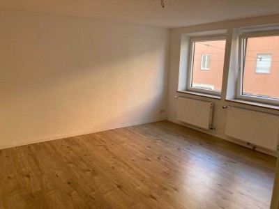 Exklusive, modernisierte 2-Zimmer-EG-Wohnung mit Einbauküche in Augsburg (WG geeignet)