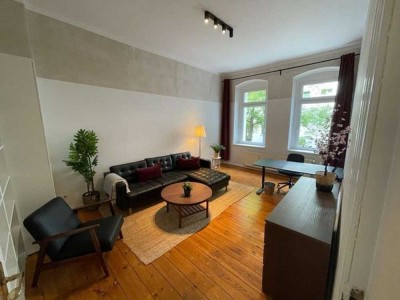 Bezugsfreie Wohnung mit sehr gut erhaltenen Altbau-Elementen in Berlin Friedrichshain