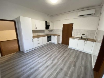 Frisch renovierte 2-Zimmer-Wohnung für Studenten-WG mit moderner Küche & Klimaanlage in Uni-Nähe
