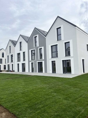 Ideal für Familien! Neubau-Reiheneckhaus mit EBK in Köfering