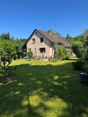 Schönes Einfamilienhaus mit tollem Garten in Waldrandlage!