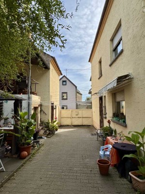 Wohlfühlatmosphäre in ruhiger Lage: Einfamilienhaus mit Hof & Terrasse