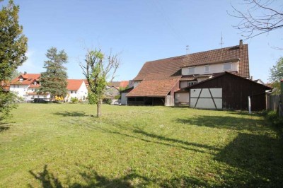 Ehemaliges Bauernhaus mit Scheune (stark renovierungsbedürftig) auf 1495 m² großem Grundstück!