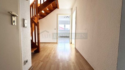 Helle und bezugsfreie Dachgeschosswohnung - fußläufig zum Bahnhof