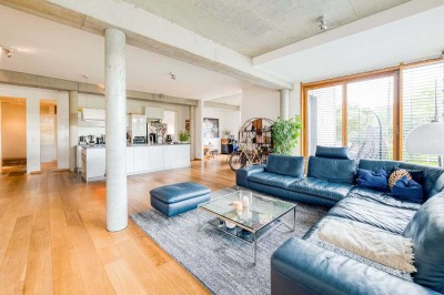 AUSSERGEWÖHNLICHE DESIGNER-WOHNUNG AM WASSER
