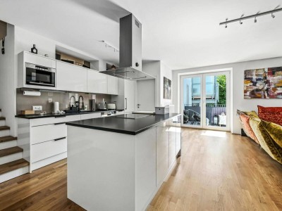 GROßZÜGIGE ca. 121 m² WOHNUNG MIT SONNIGER LOGGIA INS GRÜNE / 5 Zimmer möglich / RUHELAGE IM INNENHOF / TISCHLERKÜCHE / PARKPLATZ VORHANDEN / ZWEITBEZUG