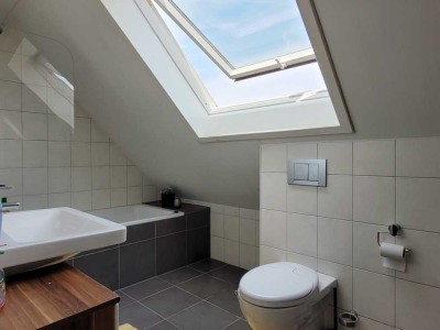 MANNELLA *Kompakt-Klasse* Helle Dachgeschosswohnung in zentraler Lage von Spich