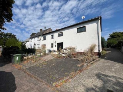 Sanierungsbedürftiges Einfamilienhaus mit PKW-Außenstellplatz und Balkon in Schenkelberg