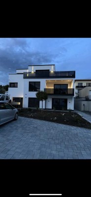 Moderne Neubau-Souterrain-Wohnung mit Terrasse, Smart Home und Einbauküche in Montabaur