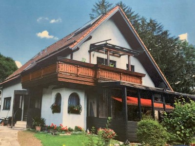 108qm Gepflegte Maisonette-Wohnung mit fünf Zimmern und Balkon .