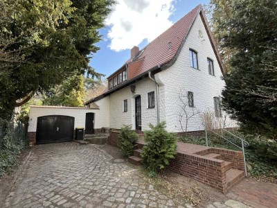 Gemütliches Einfamilienhaus mit altem Garten in Berlin-Nikolassee