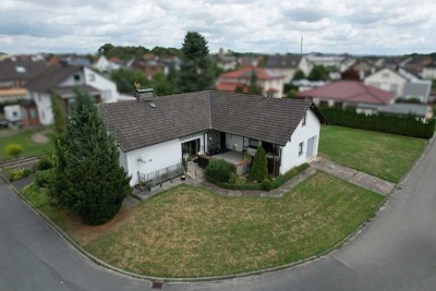Massiver Bungalow mit zusätzlichem Baugrundstück in Borgentreich