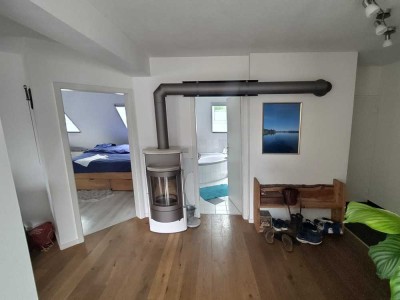 Helle ruhige Maisonette-Wohnung mit Ofen, Balkon, Keller, TG-Stellplatz, EBK in Erlangen