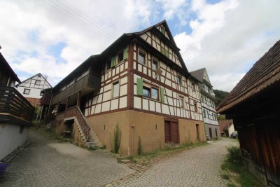 Denkmalgeschütztes 2-FH mit Garten, 1 Nebengebäude, 2 Nachbargrundstücke