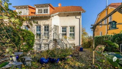 Doppelhaushälfte mit Carport, Garten mit Terrasse und Gartenhaus und Tageslichtbädern