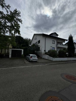 Stilvolle 2,5-Zimmer-Dachgeschosswohnung mit Balkon und Einbauküche in Emmendingen