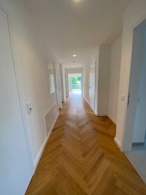 Stilvolle, helle 4-Zimmer-Dachgeschosswohnung mit EBK, Parkett und Balkonen