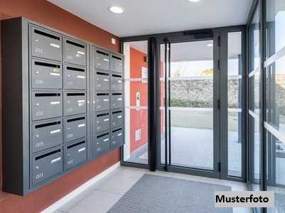 Vierfamilienhaus, Balkone und Garagen