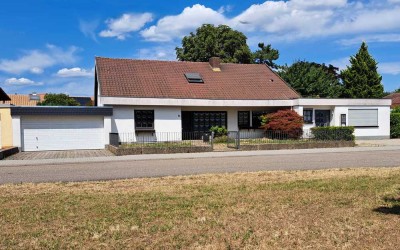 Frei stehendes Einfamilienhaus mit Anbau und Doppelgarage