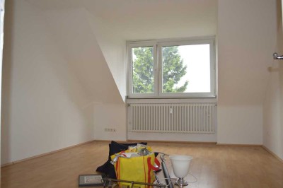 Moderne DG.-Wohnung 3RKDB, 80m²,  Laminatboden!