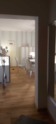 Charmante 2-Zimmer-Wohnung mit gehobener Innenausstattung, EBK und gem.Schwimmbad in Neustadt