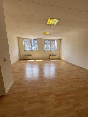 Großes 1-Zimmer Apartment im Erdgeschoss, auch als Büro Nutzbar