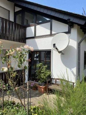Sanierte 2-Zimmer-Wohnung  mit überdachtem Freisitz, Terrasse und Einbauküche in Lierschied