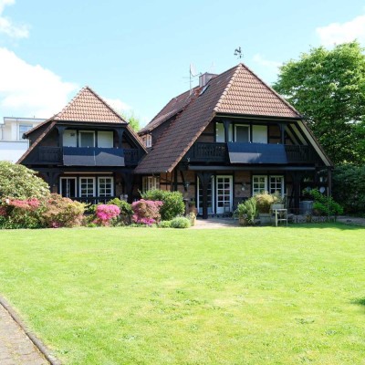 Fachwerk-Doppelhaus auf Traumgrundstück in Rösrath, ideal für 1-2 Familien mit Schwimmbad
