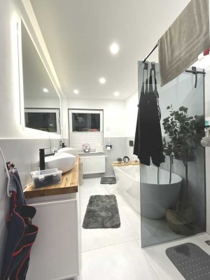 Zweifamilienhaus mit fortschrittlichem Smart-Home-System und weitläufigen Garten