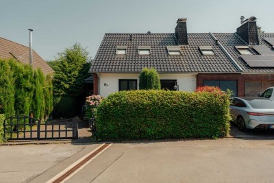 Doppelhaushälfte mit drei separaten Wohneinheiten im Grünen