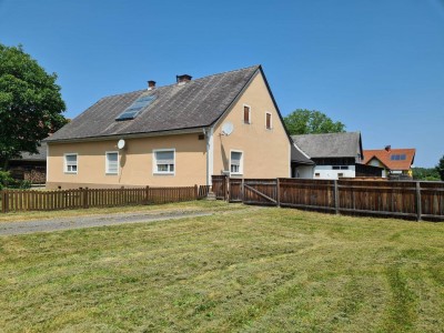 Geräumiges Bauernhaus samt großem Nebengebäude im Bauland