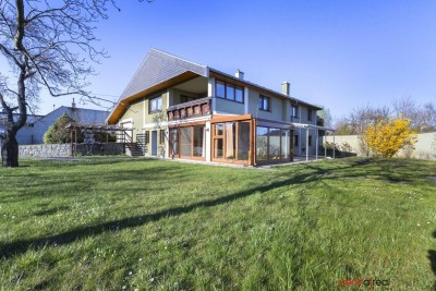 Schöner Privatwohnsitz mit großem Garten, 5 Schlafzimmern, 4 Bädern und Einliegerwohnung