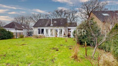 FELDRANDLAGE: sanierungsbedürftiges Haus mit großem Grundstück