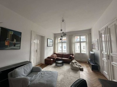 Stilvolle Altbauwohnung mit Stuck, Flügeltüren & Balkon – modernisiert mit Aufzug