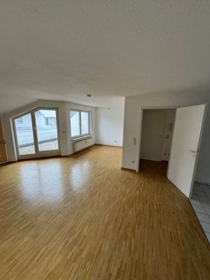 Attraktive und gepflegte 3-Zimmer-DG-Wohnung mit EBK im Zentrum von Heilbronn