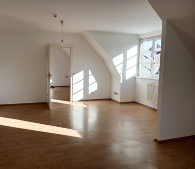 Provisionsfrei - Dachgeschosswohnung in zentraler Lage