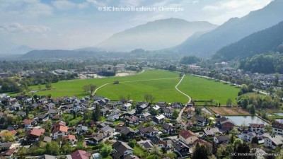 Kleines Ein- bis Zweifamilienhaus im sonnigen Karlstein mit Platz für Jung und Alt!