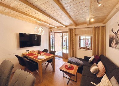 FERIENWOHNUNG – alpiner Wohntraum mit Garten, ihr Rückzugsort in den Bergen mit TOP–Rendite