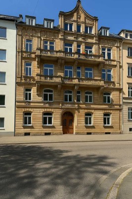Stilvoller Altbau trifft auf modernes Wohngefühl – charmante Maisonettewohnung mit Sonnenterrasse