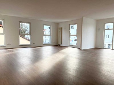 RENOVIERTE 4-ZIMMER-WOHNUNG MIT BALKON IN ZENTRALER LAGE VON NEUBIBERG