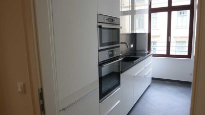 Kernsanierte 2-Zimmer-Wohnung mit Einbauküche und großem Erker