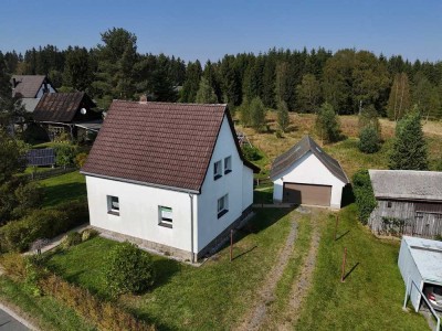 Charmantes Einfamilienhaus am Orts- und Waldesrand mit Garten, Garage & Nebengelass